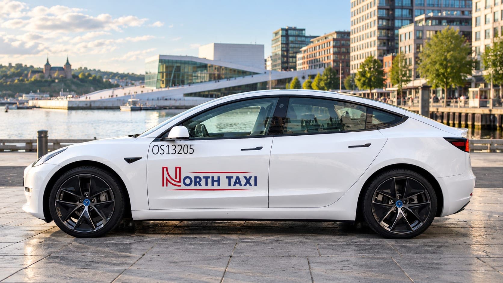 Hvit North Taxi-bil ved Operahuset i Oslo